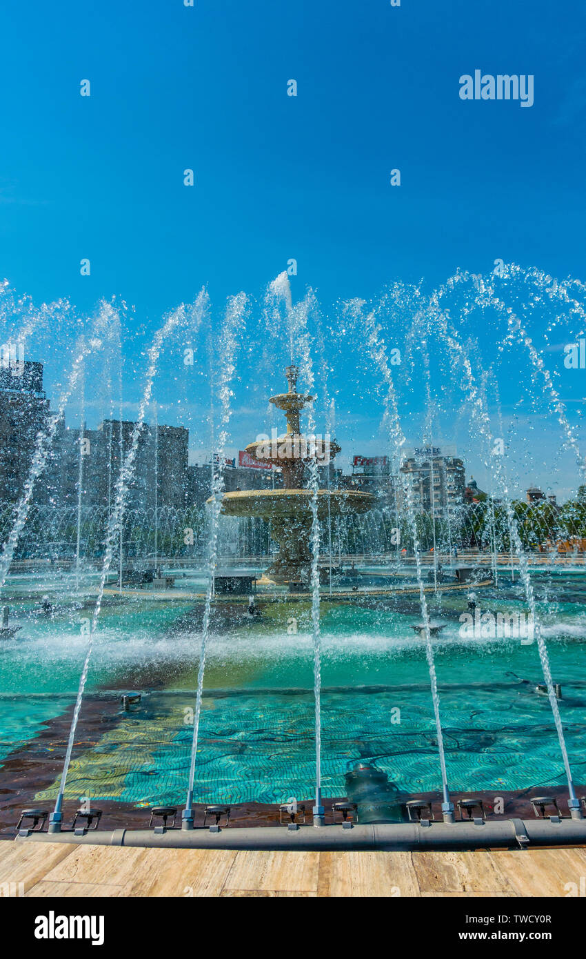 La Hermosa Fuente Lui Fantana Bucur PiaÈ›a Unirii En El Centro De La Ciudad De Bucarest BucureÈ™ti Rumania Din Fantanile Piata Unirii Fotografia De Stock Alamy