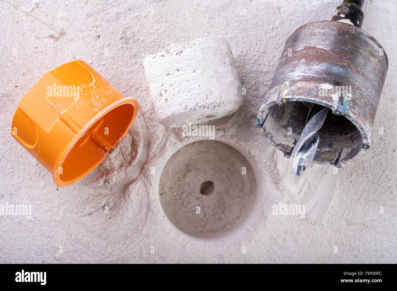 Las brocas para taladrar orificios grandes en la pared. Dispositivo para hacer  agujeros para enchufes eléctricos. Lugar - taller Fotografía de stock -  Alamy