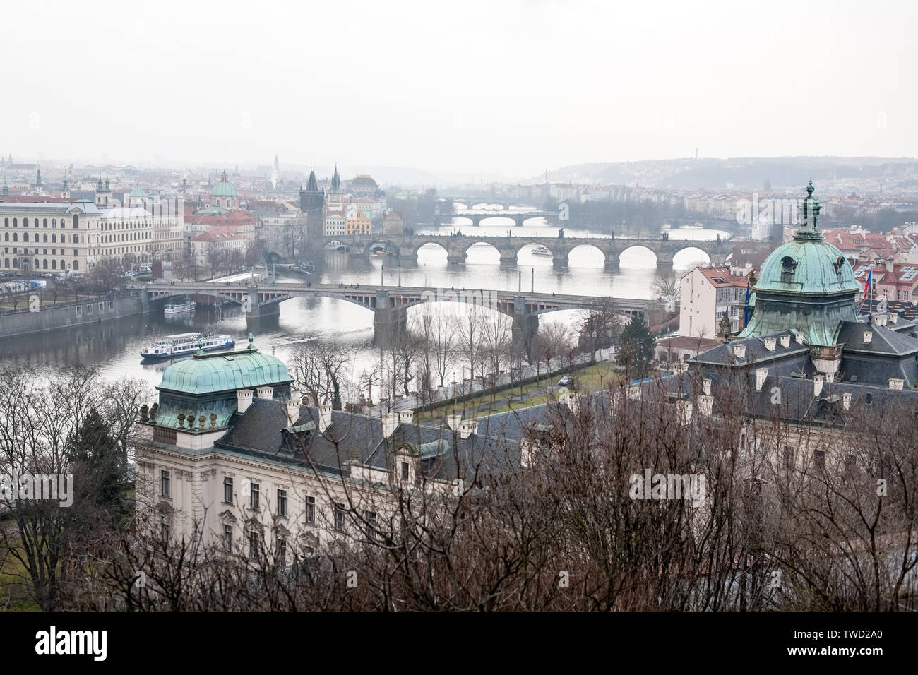 El río Vltava Praga puentes ver Foto de stock