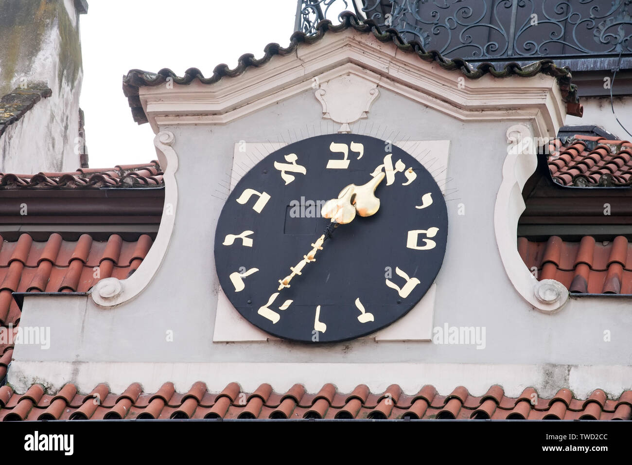 Antiguo reloj grande en el barrio judío de Praga Foto de stock