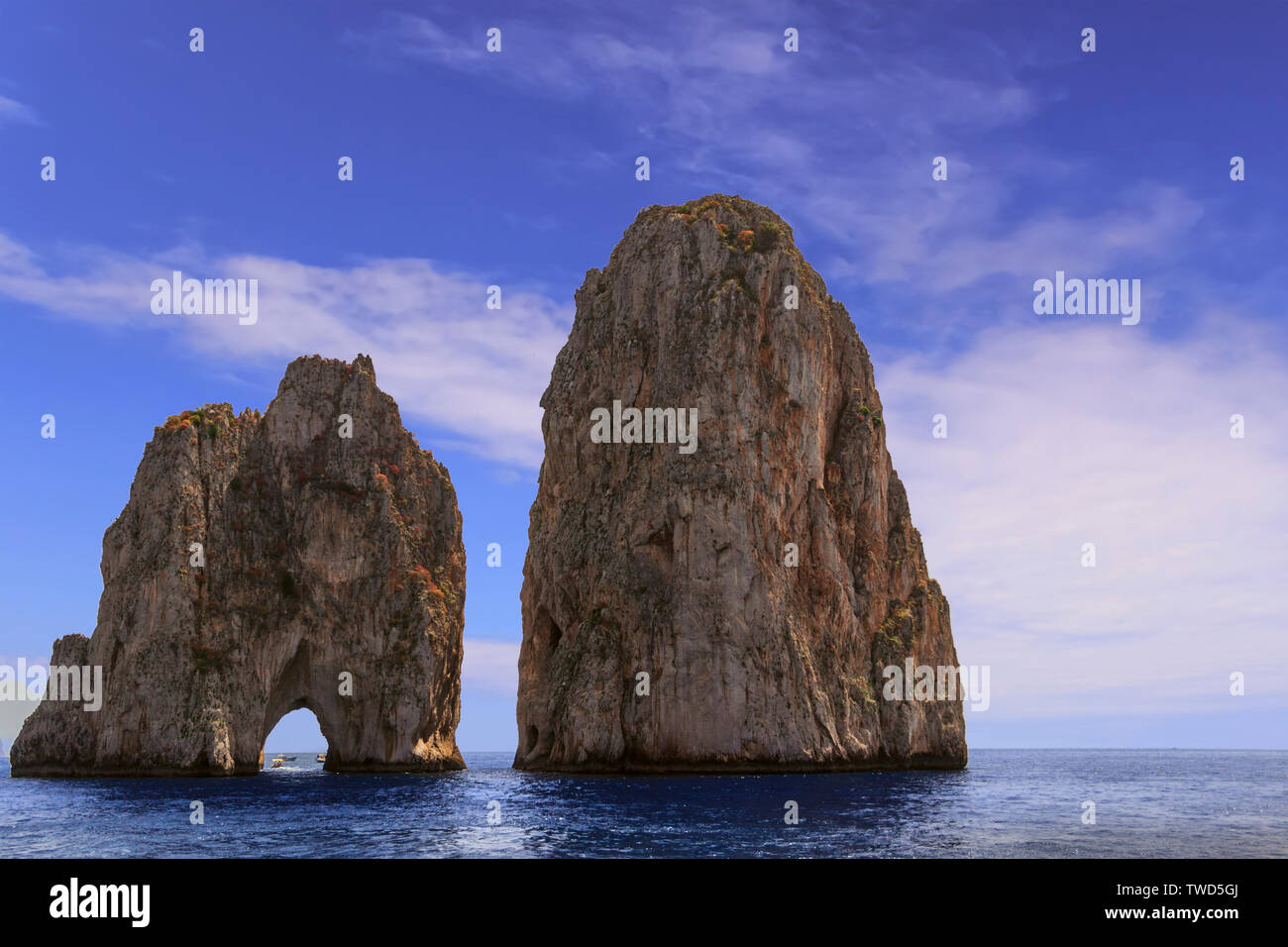 Los farallones de rocas en la costa de la isla de Capri, Italia. Pilas de Capri, el símbolo de la isla, situada en el golfo de Nápoles, Campania. Foto de stock