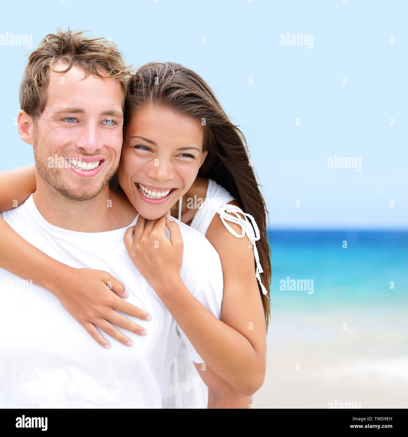 Los amantes de la pareja en la playa en viajes románticos enamorados en luna de miel, vacaciones vacaciones de verano romance. Los jóvenes personas felices, Asiáticos y Caucásicos mujer hombre abrazando al Los amantes de la pareja en la playa en viajes románticos enamorados en luna de miel, vacaciones vacaciones de verano romance. Los jóvenes personas felices, Asiáticos y Caucásicos mujer hombre abrazando al