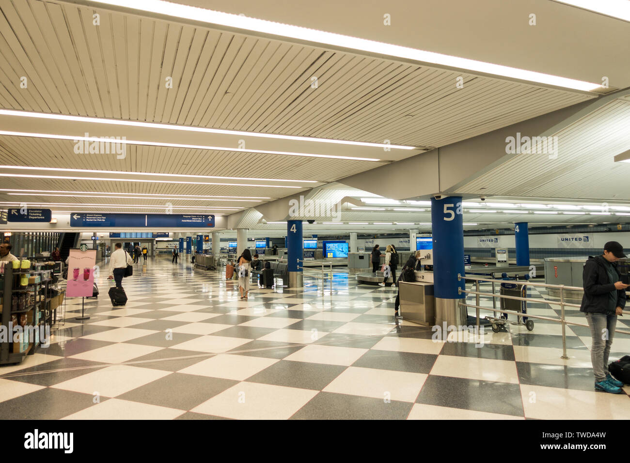 Pasillo en la terminal de United Airlines el área de reclamo de equipaje en  Chicago O'Hare International Airport Fotografía de stock - Alamy