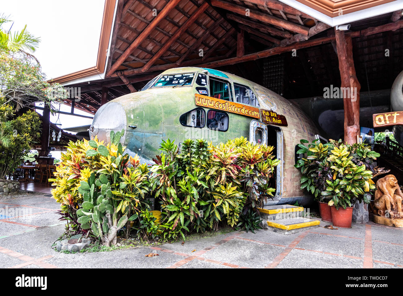 El avión, en Manuel Antonio, es un popular bar y restaurante en Costa