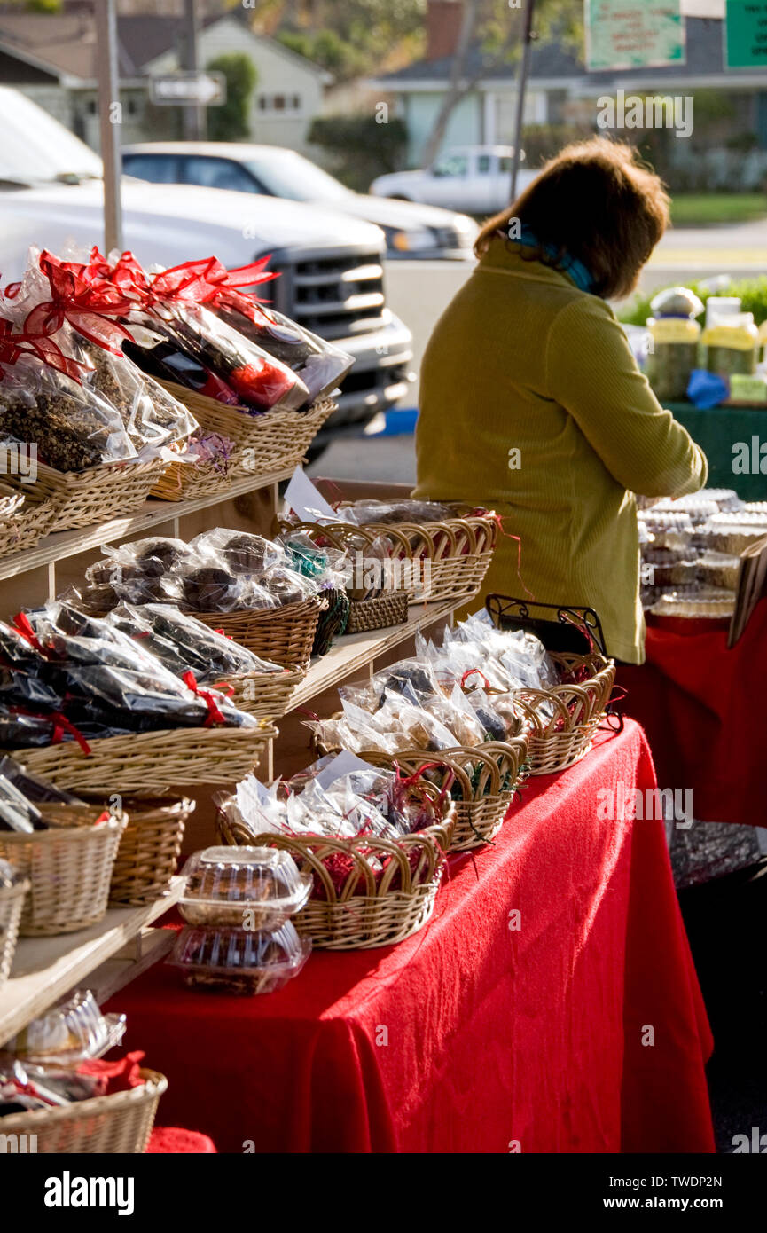 Venta de productos horneados en el mercado local de agricultores Foto de stock