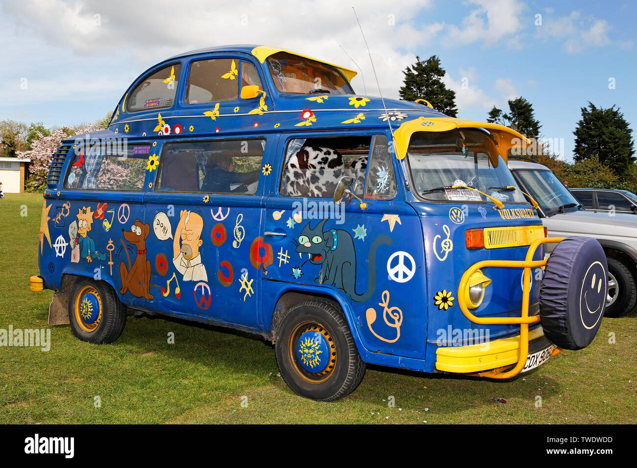 Antiguo bus VW, conocido como 'Bully', con VW beetle arriba, pintada con motivos de la transmisión televisiva de cómic 'Los Simpsons', Ramsgate, Kent, Inglaterra, Gran Bretaña Foto de stock