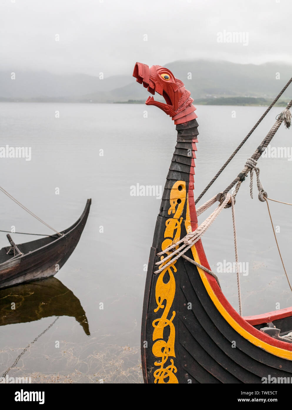 Nariz de barco vikingo de madera con cabeza de dragón Foto de stock