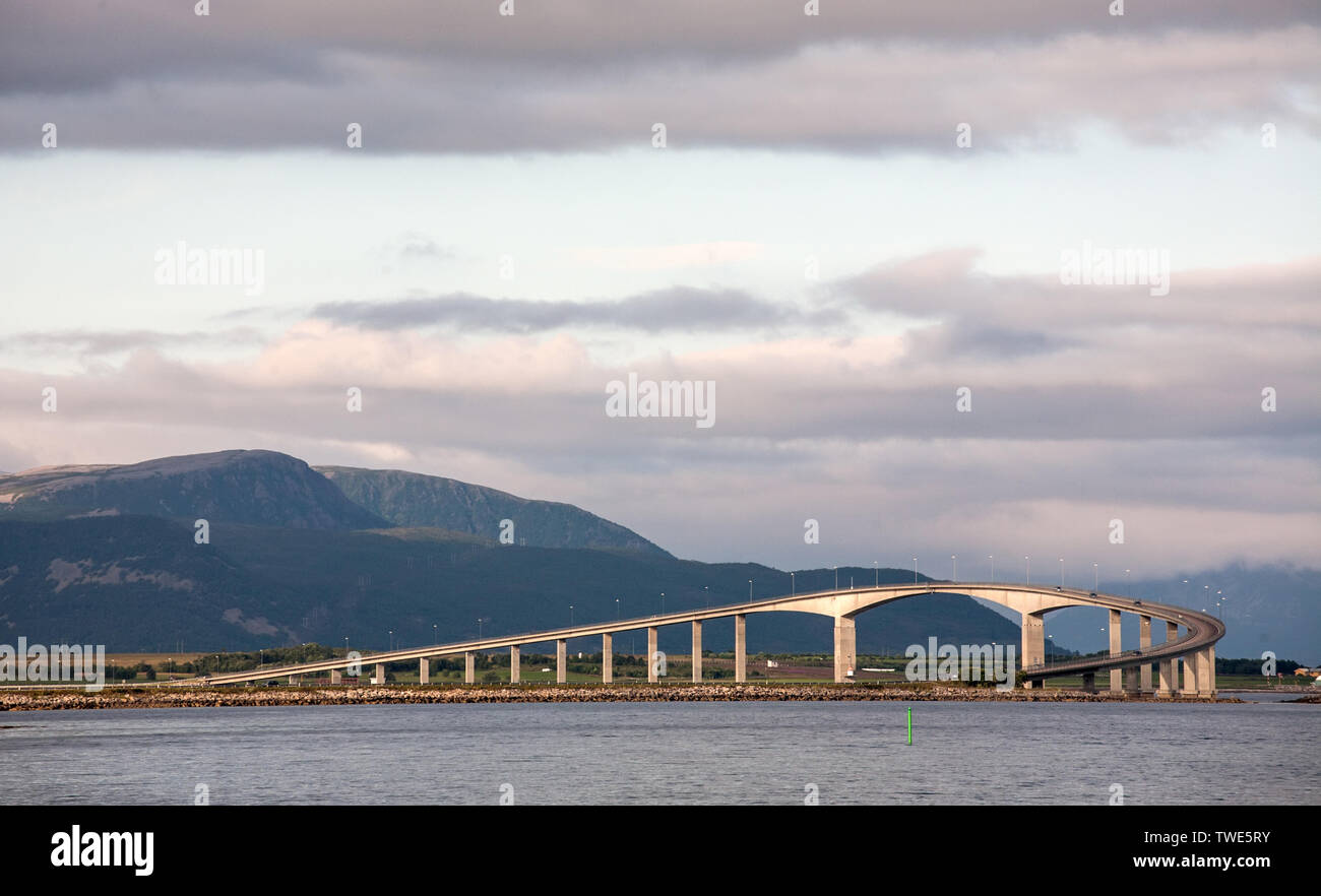Moderno puente sobre el mar de Noruega Foto de stock