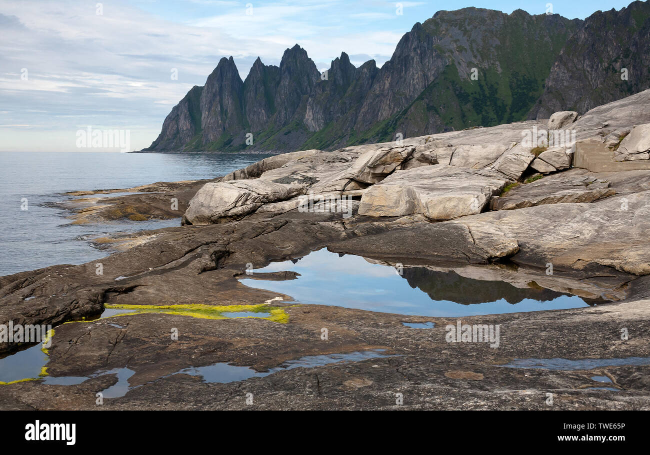 Las Garras Del Dragón las rocas de la isla de Senja, Noruega Foto de stock