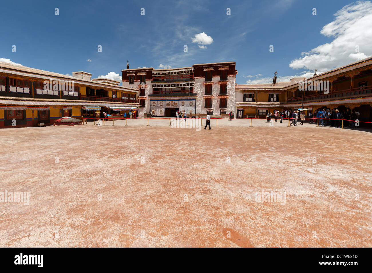 Vistas al patio en la parte superior del palacio de Potala. Cada día miles de turistas visitan el antiguo hogar del Dalai Lama. El budismo tibetano, la Unesco. Cuadrado, corte Foto de stock