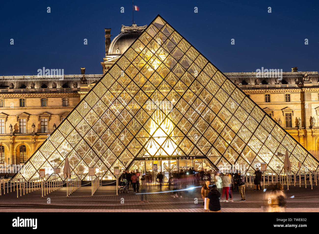 París, Francia, 04 de octubre de 2018: El Palacio del Louvre y la pirámide (por la noche) como entrada dentro del Museo del Louvre, los turistas paseos, tomar fotos Foto de stock