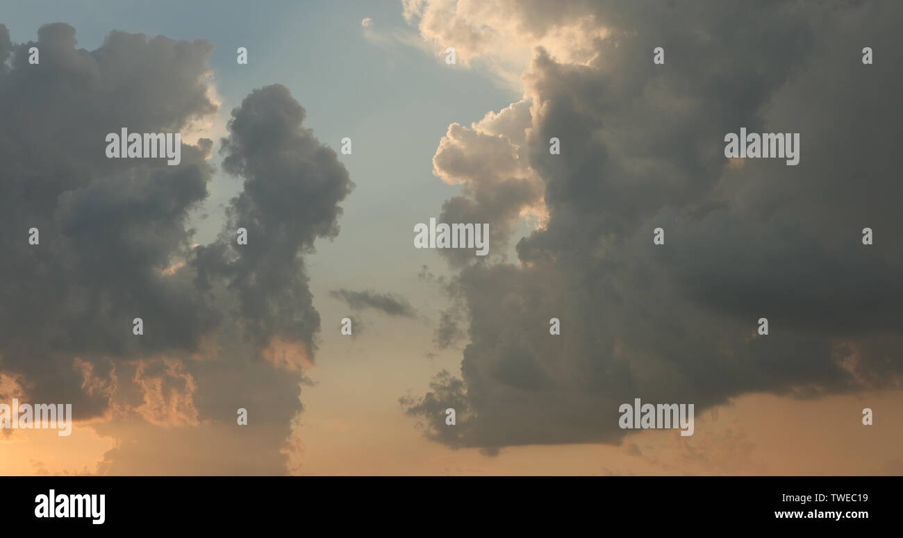 Aburrida y beige de nubes en la noche Foto de stock