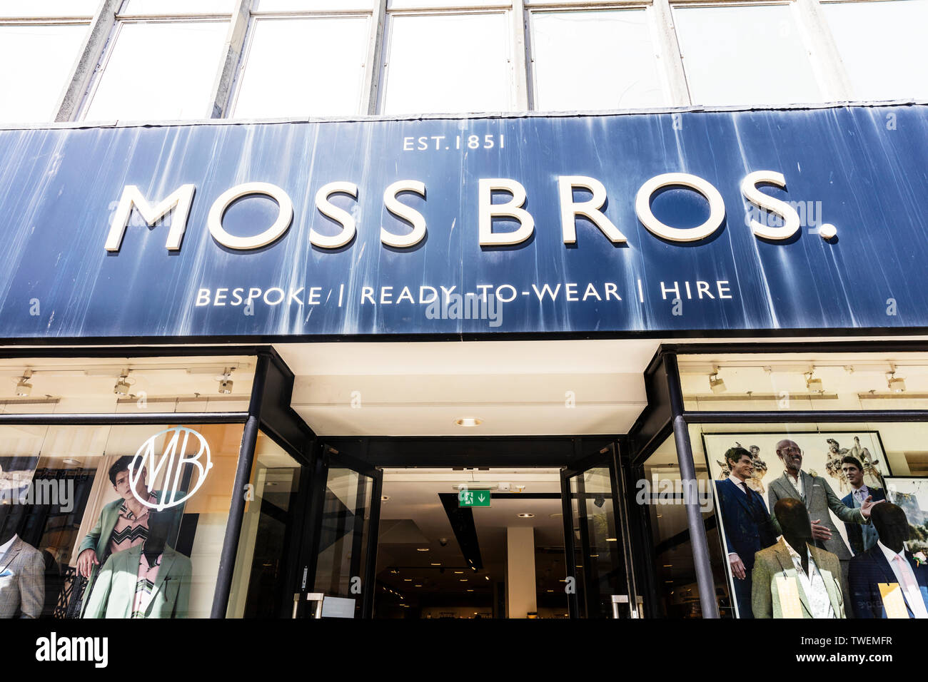 Moss Bros tienda de moda, Plymouth, Devon, Reino Unido, Inglaterra, Moss Bros moda masculina, Moss Bros firmar, Moss Bros shop, Moss Bros, Moss Bros UK, Moss Bros mens Foto de stock