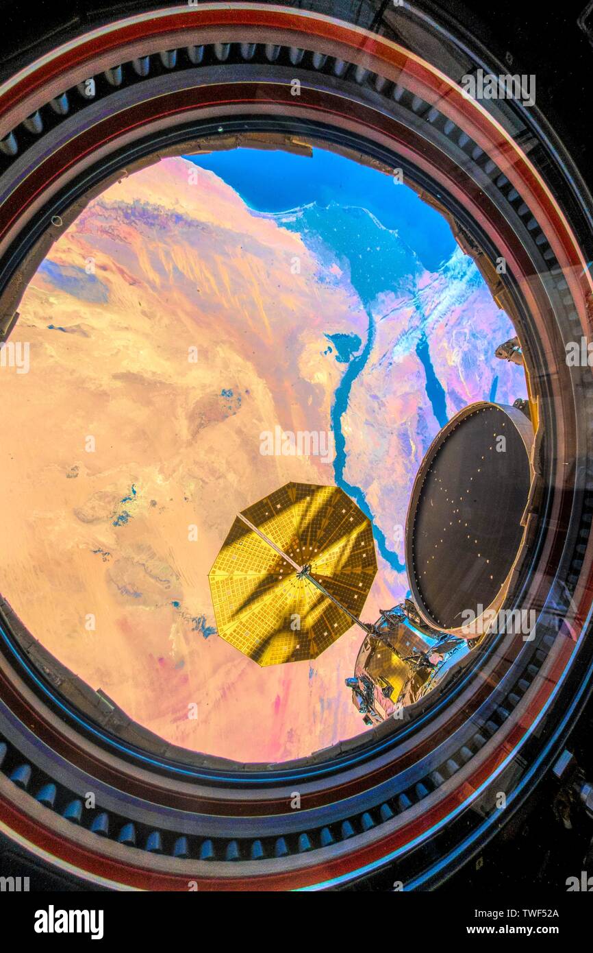 A través de Egipto. La belleza de la naturaleza de nuestro planeta visto desde la Estación Espacial Internacional (ISS). La imagen es un panfleto de dominio público por la NASA. Th Foto de stock