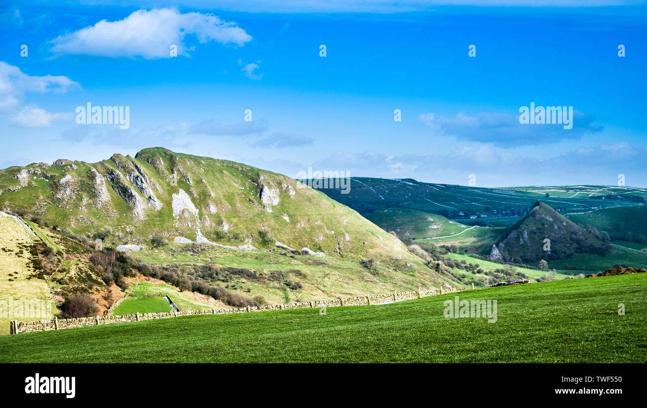 Una vista hacia la colina de cromo que es un arrecife de piedra caliza knoll en el lado de la parte superior de Derbyshire Paloma valle. Foto de stock