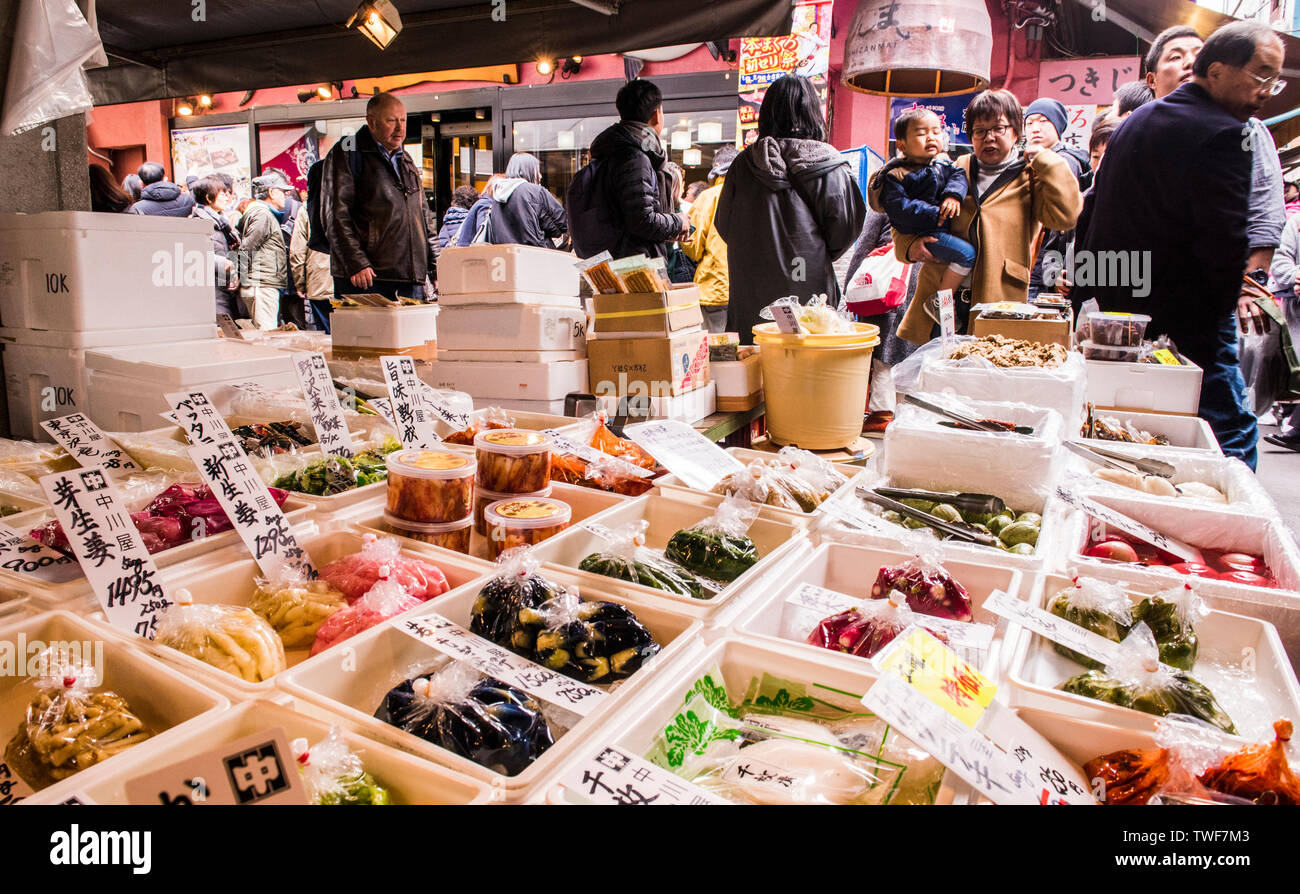 Visualización de los alimentos frescos y la gente caminando a través de mercado en el mercado de pescado de Tsukiji en Tokio, en Japón. Foto de stock