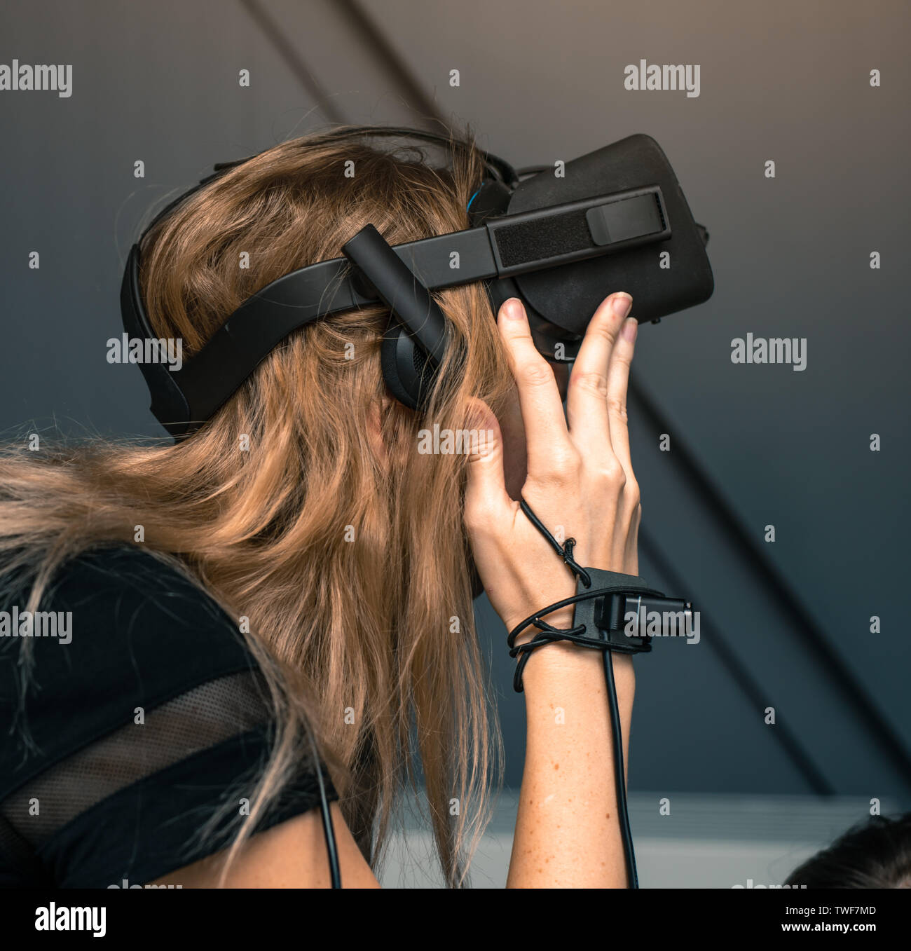 Lavar ventanas asiático Es decir La realidad virtual de inmersión total. La niña está usando gafas VR en su  cabeza, ella tiene una cámara de vídeo y un sensor de movimiento en su mano  Fotografía de stock -