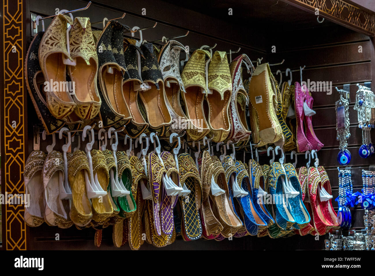 Zapatos arabes de mujer fotografías e imágenes de alta resolución - Alamy