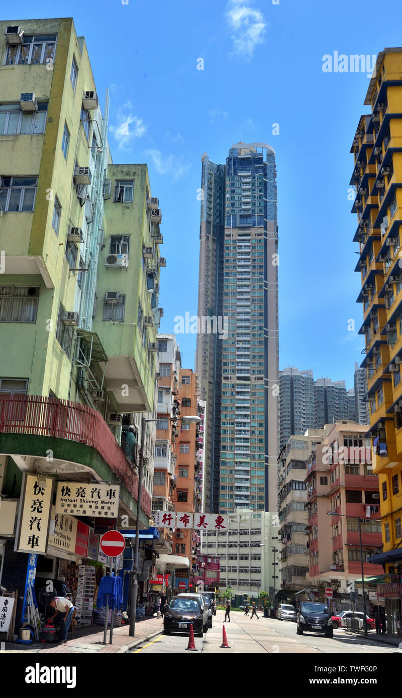 Bloque residencial de gran altura en el viejo distrito, Sham Shui Po, Hong Kong Foto de stock