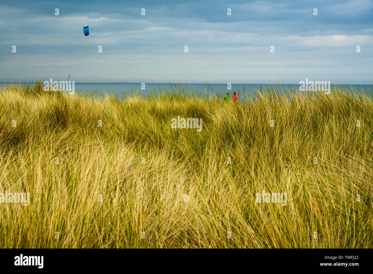 Imagen de fondo mirando por encima de dunas al Seascape con Kite Foto de stock