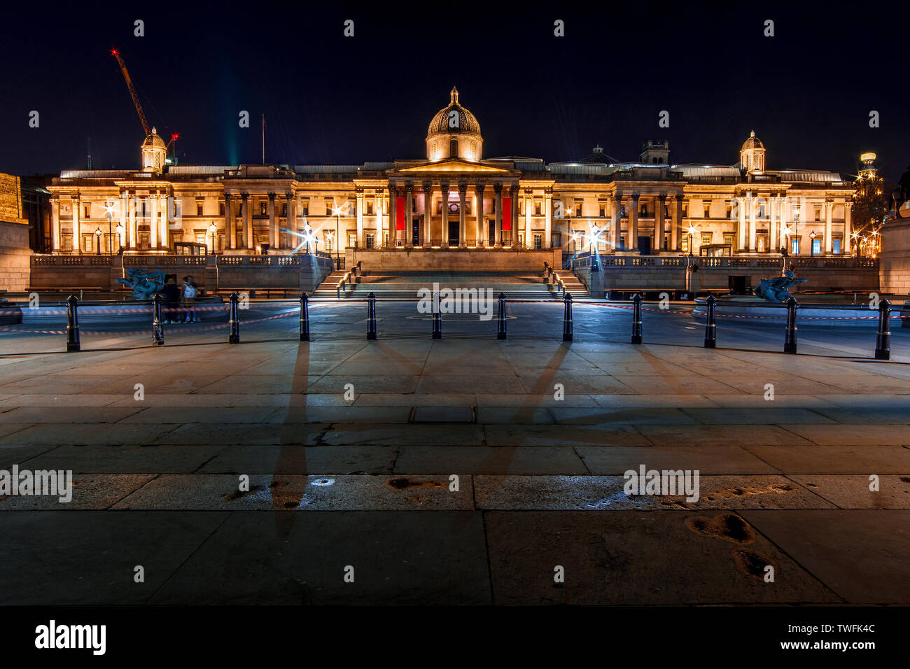 National Gallery y Trafalgar Square por la noche, Londres, Inglaterra, Reino Unido Foto de stock