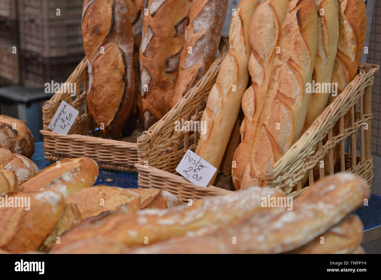Panes y baguettes en venta, Francia Foto de stock