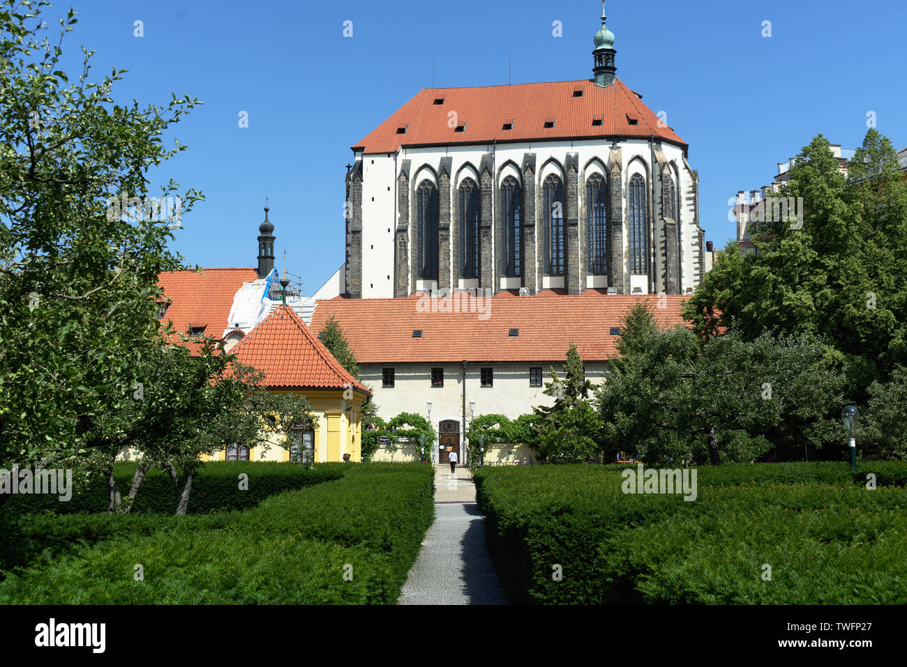Iglesia de Nuestra Señora de las Nieves, como se ve desde el jardín franciscano en Praga, República Checa Foto de stock