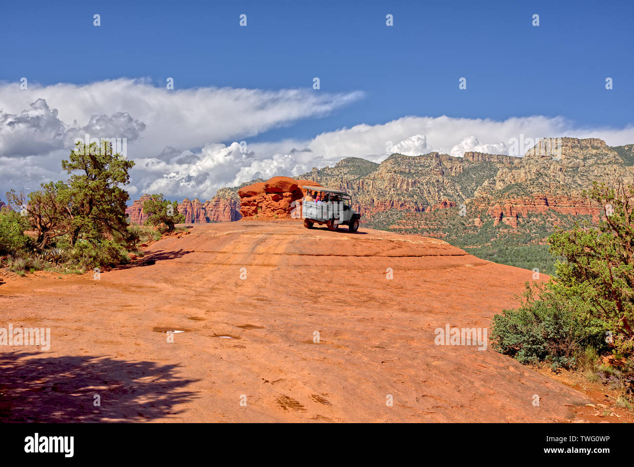 4x4 estacionada en Chicken Rock, Sedona, Arizona, Estados Unidos Foto de stock