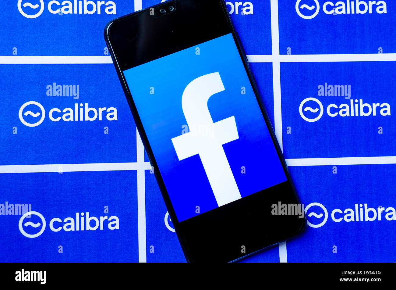 Facebook calibra - nuevo monedero digital para crypto moneda libra. Foto de smartphone con FB logo junto a broshure Calibra con logotipo. Foto de stock