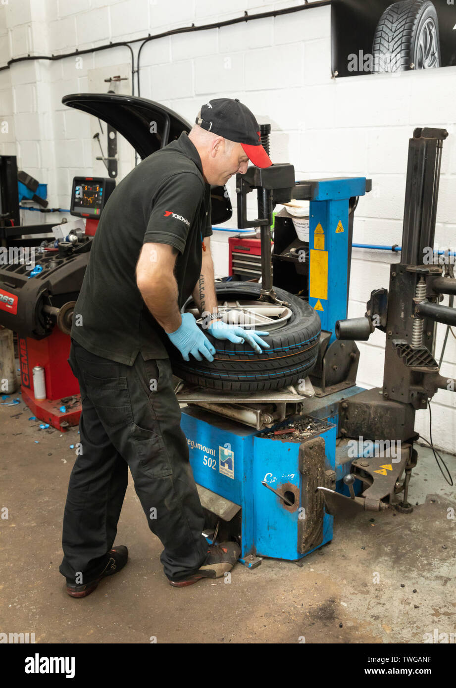 Cambio mecánico de neumáticos de automóvil utilizando la máquina. Bury  centro de neumáticos en Bury St Edmunds, Suffolk, Reino Unido Fotografía de  stock - Alamy