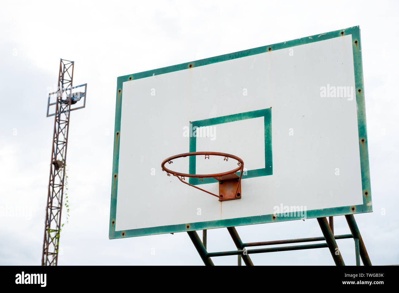 Madera tablero con aro de baloncesto marco verde y envejecido capeado  Fotografía de stock - Alamy