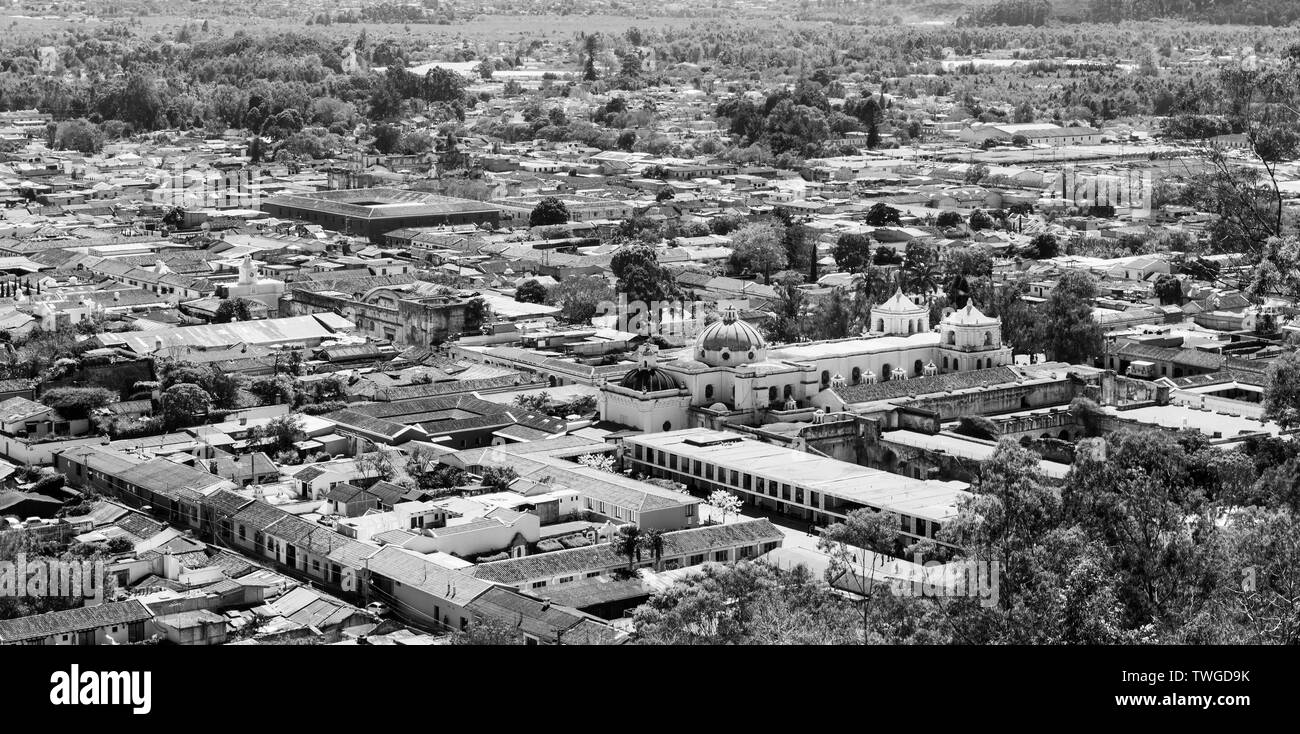 Una vista aérea de Antigua, Guatemala, en Centroamérica, en blanco y