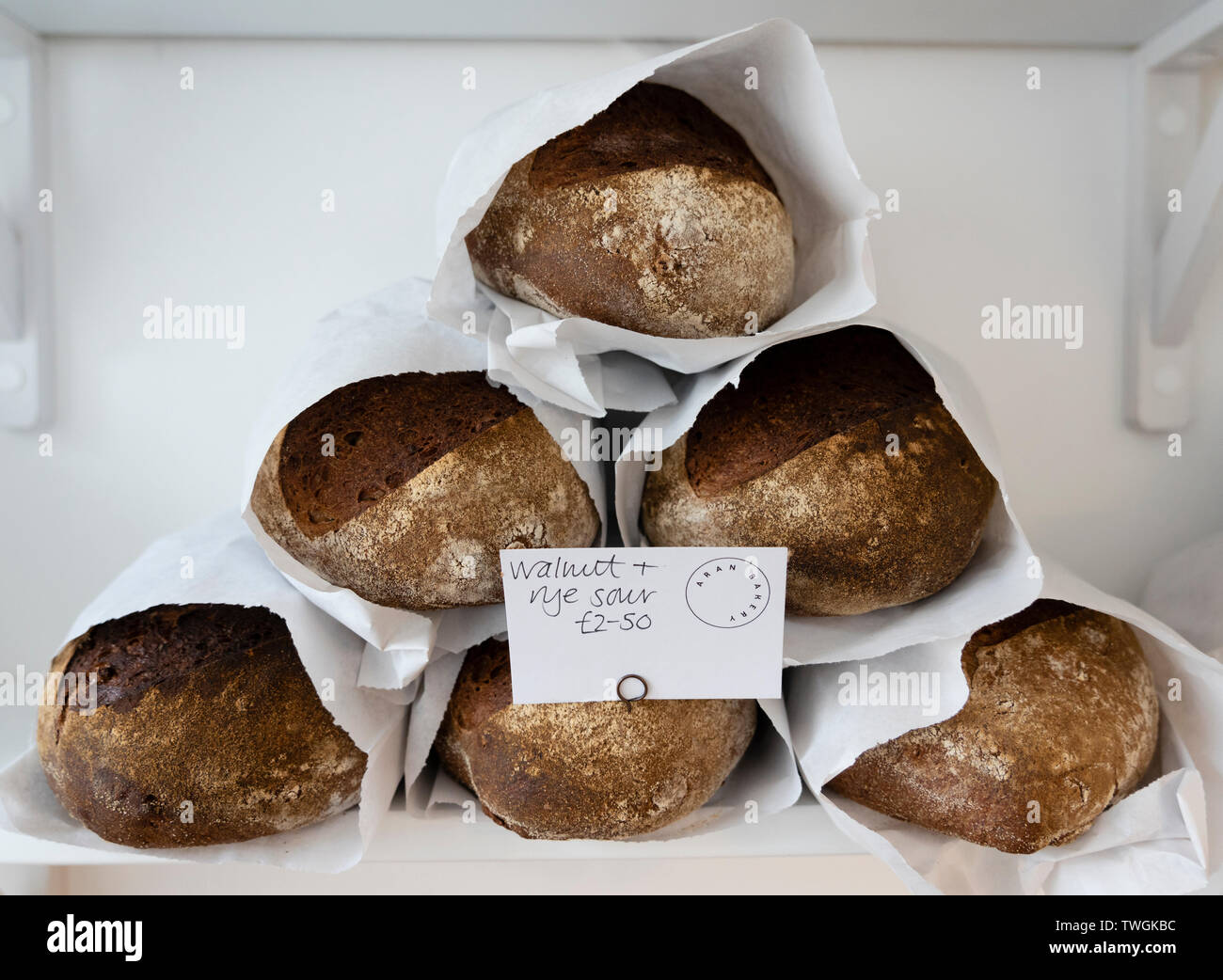 Detalle de hogazas de pan artesano en un estante de la tienda Foto de stock