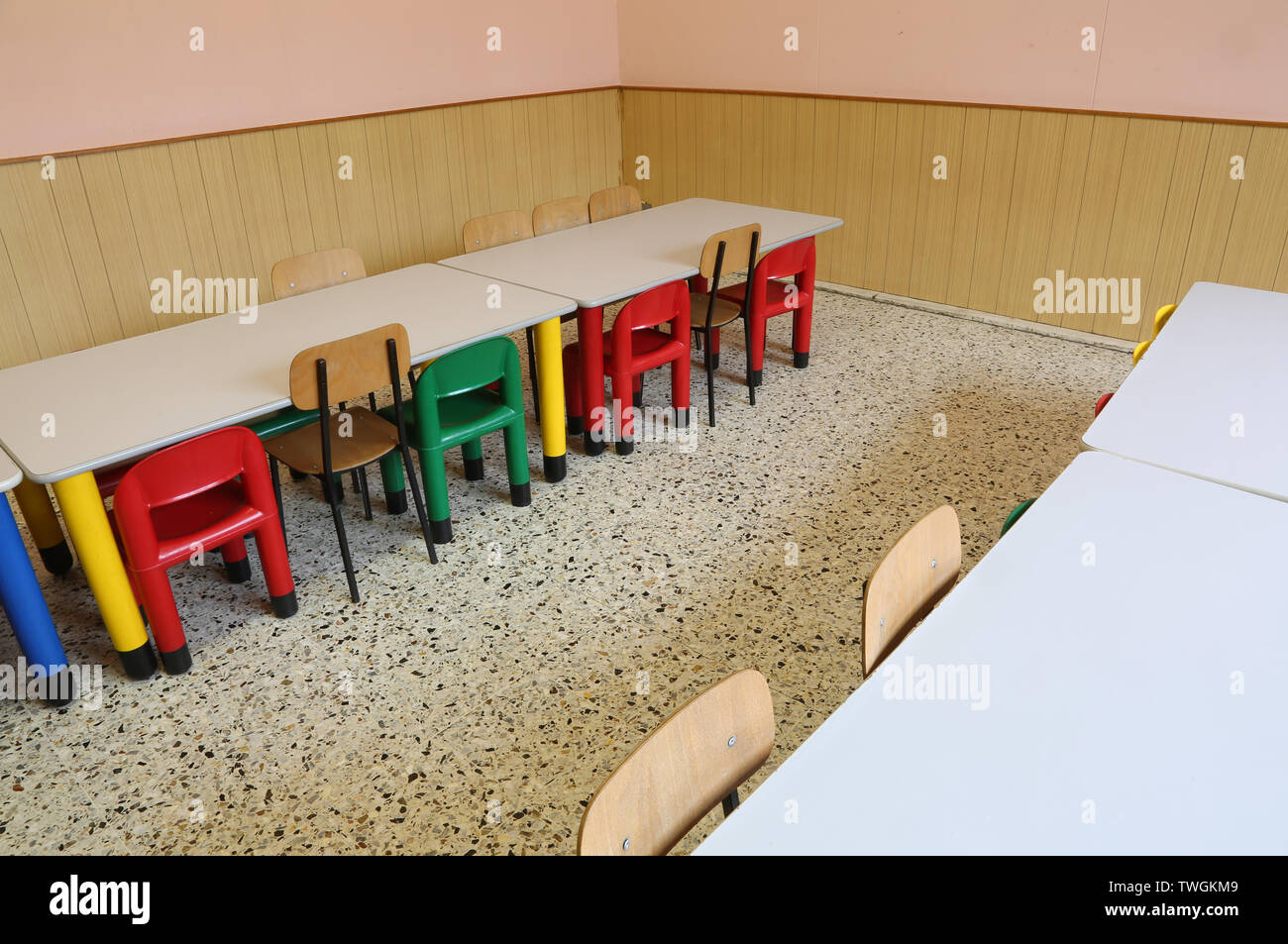 Sillas pequeñas y largas mesas de comedor de la escuela de párvulos sin los  niños Fotografía de stock - Alamy