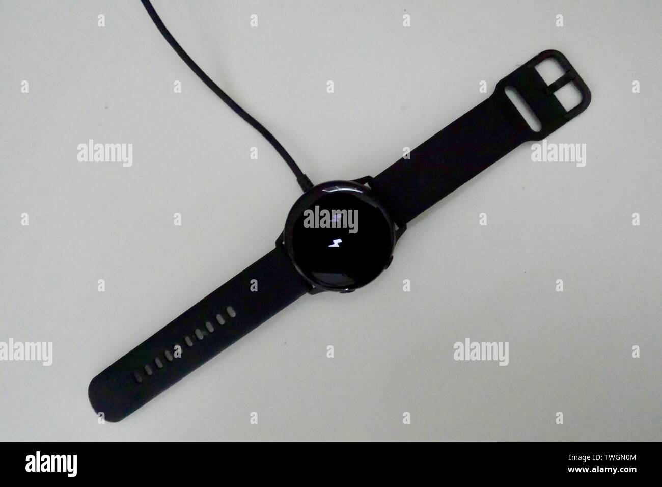 Orlando, FL/USA-6/18/19: Samsung Galaxy negro reloj inteligente en su  cargador sobre un fondo blanco Fotografía de stock - Alamy