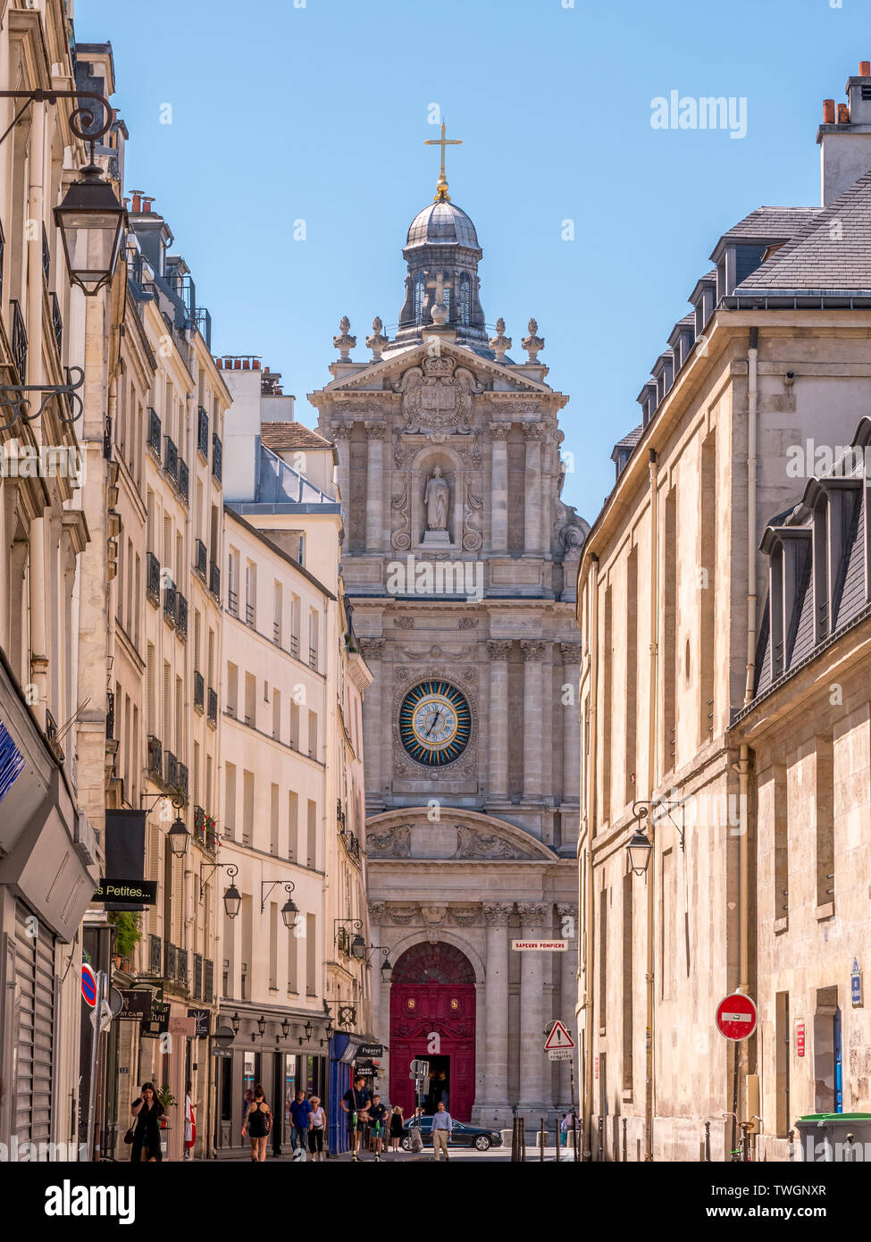 París, Francia - 2 de junio, 2019: la fachada de la Iglesia de San Pablo y la calle de Le Marais. Foto de stock
