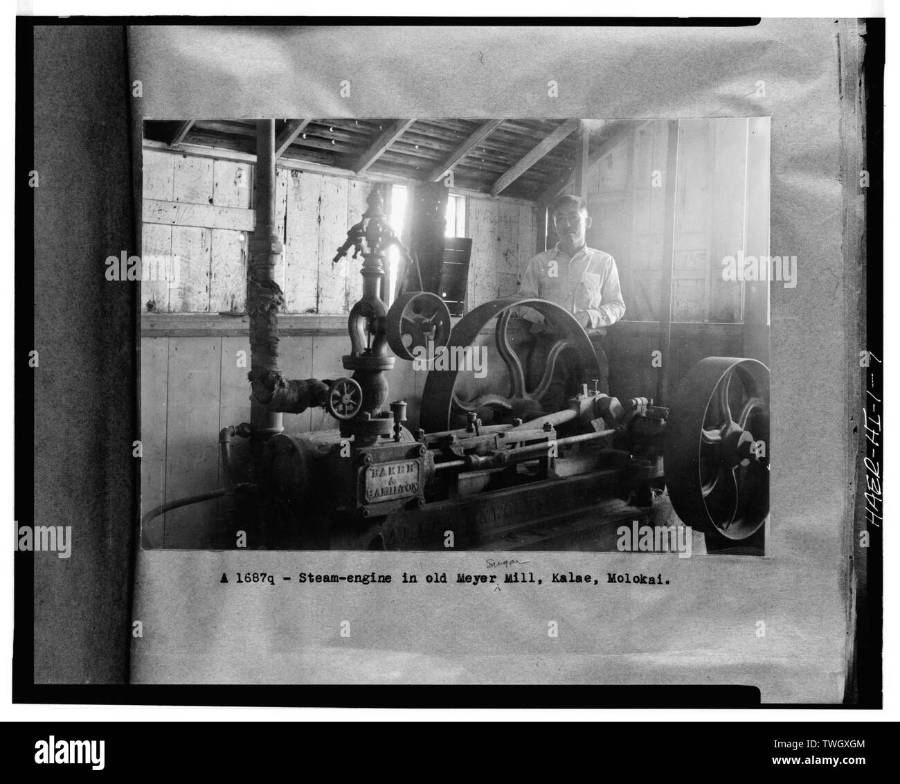RW Meyer- 1876-1889 del molino de azúcar. Motor y sala de calderas; ca. 1881. Simple, de un solo cilindro, horizontal, reciprocando motor a vapor, modelo Nº 1, 5' x 10', 6 hp, 175 rpm. Fabricado por Ames Iron Works, Oswego, Nueva York, 1879. Ver- visión histórica de 1934, de T. T. Waterman collection, Asociación de Cultivadores de azúcar de Hawaii. Vista muestra el interior de motor y sala de calderas intactas. El tubo de alimentación de vapor todavía está conectado a la válvula de mariposa, no es el caso en 1978. - R. W. Meyer Sugar Mill, la Ruta Estatal 47, Kualapuu, Condado de Maui, HI Foto de stock