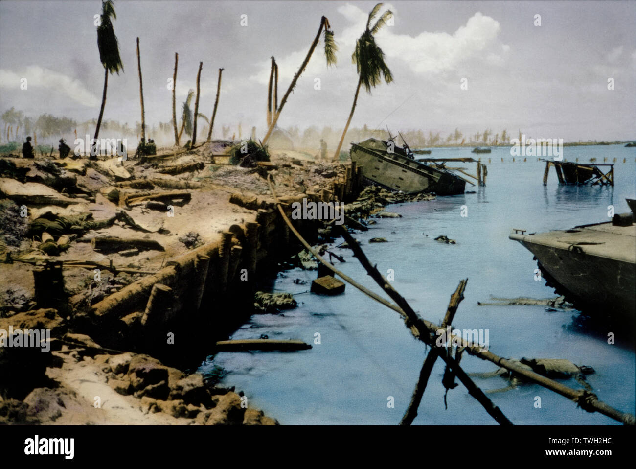 Los cadáveres en el agua y en la playa con onlooking Marines estadounidenses durante la batalla de Tarawa, el atolón de Tarawa, Islas Gilbert, noviembre de 1943 Foto de stock