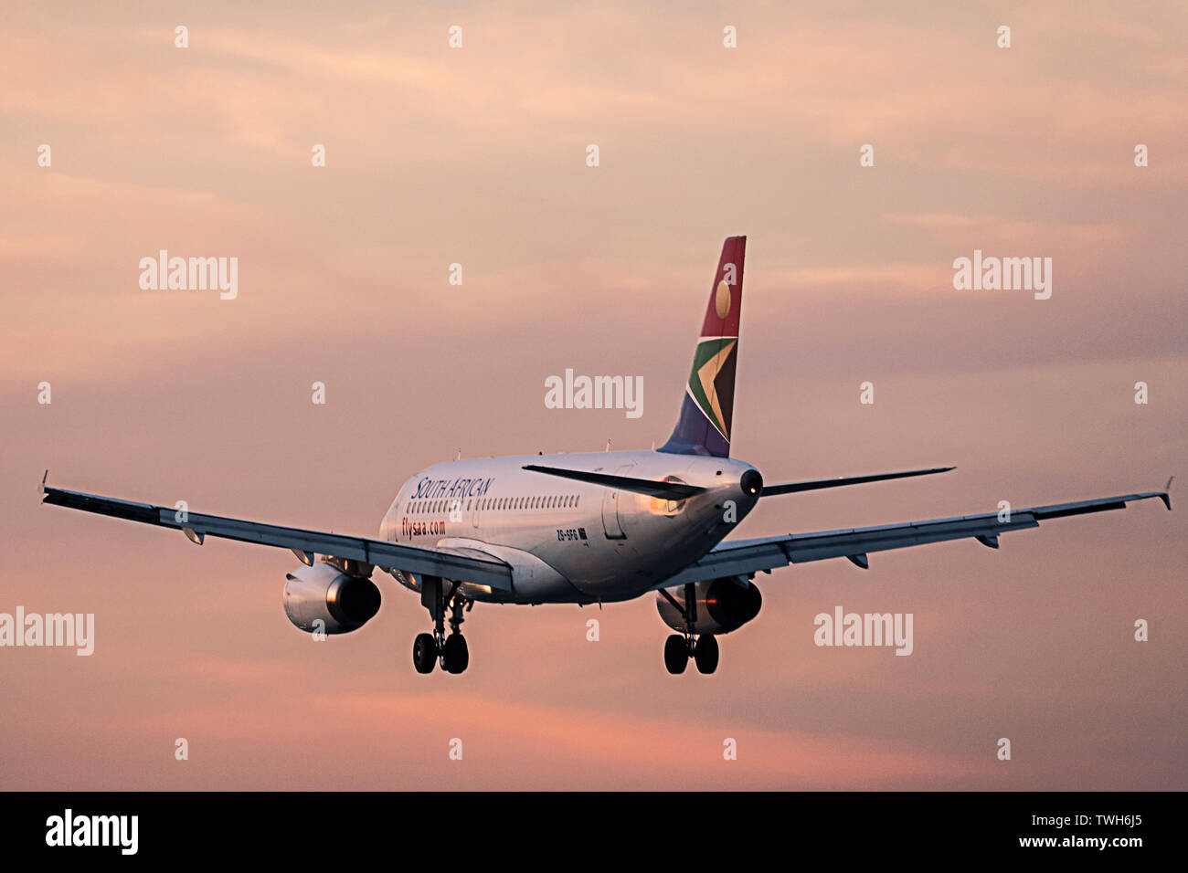 Una vista de cerca de un avión de pasajeros con South African Airways (avión) en el proceso de aterrizaje en el aeropuerto internacional de Ciudad del Cabo. Foto de stock