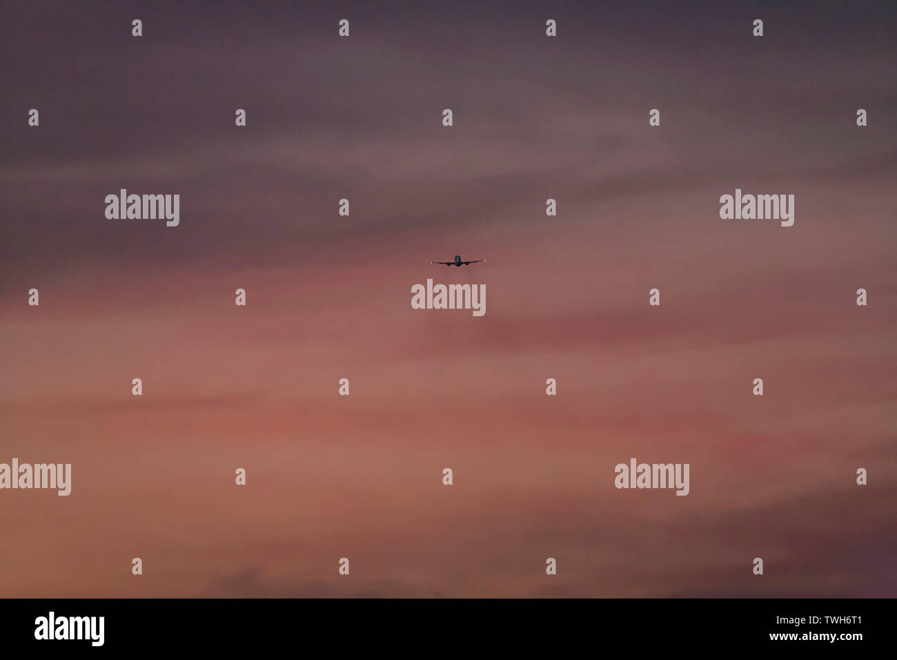 Los aviones de pasajeros partiendo desde el Aeropuerto Internacional de Ciudad del Cabo al atardecer. Foto de stock