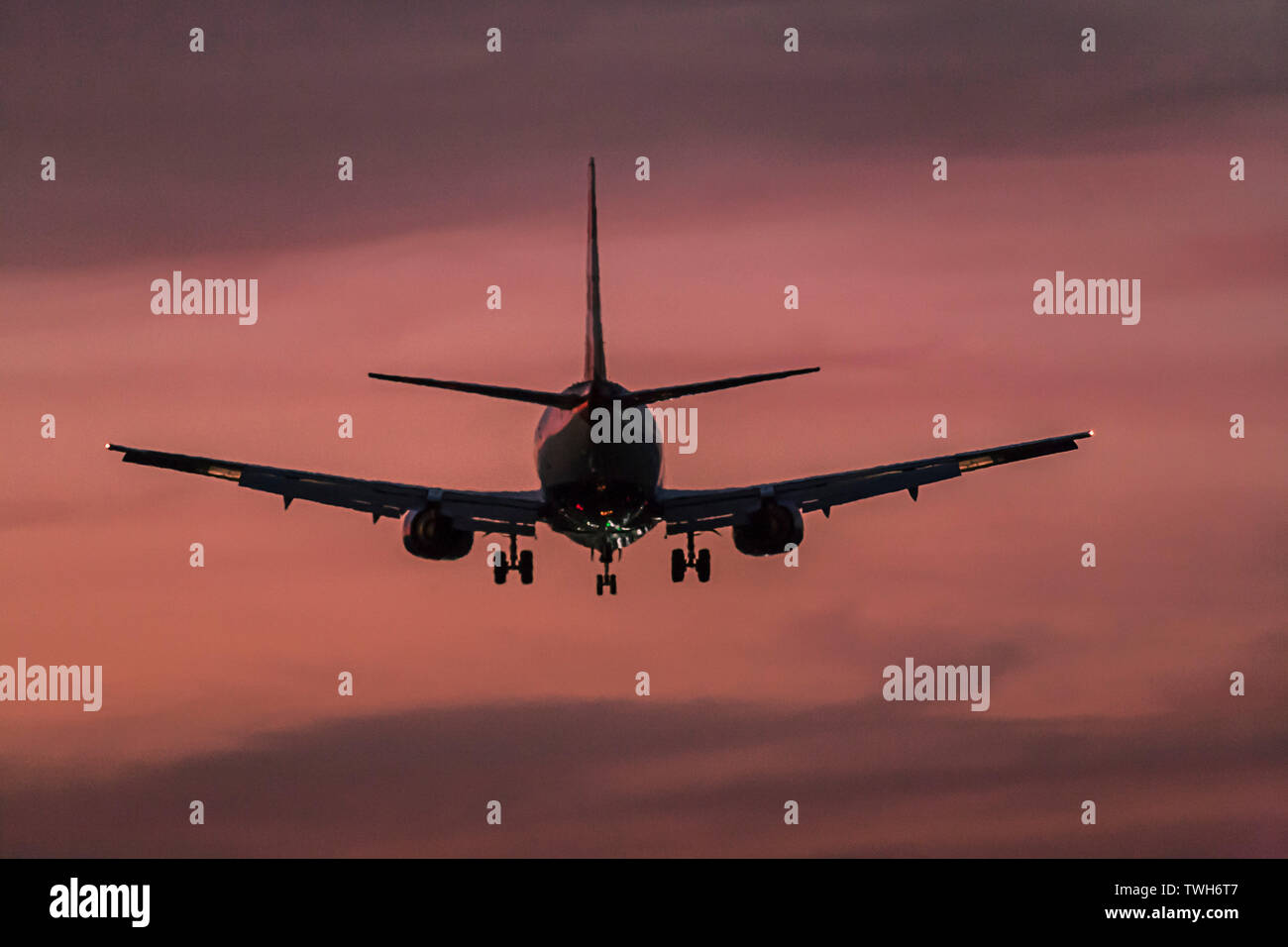 Los aviones de pasajeros en vuelo al atardecer. Foto de stock