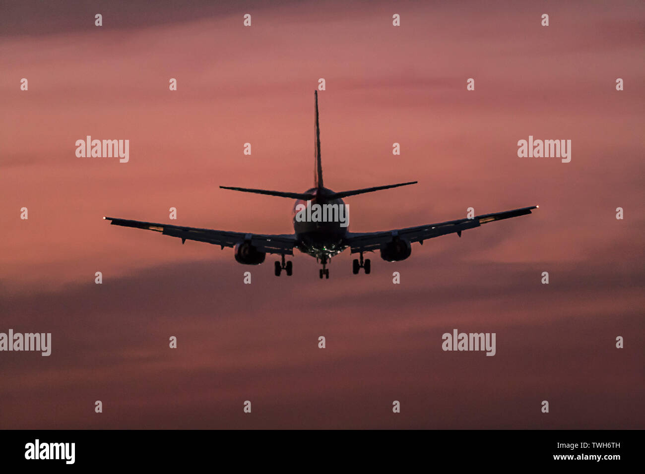 Los aviones de pasajeros en vuelo al atardecer. Foto de stock