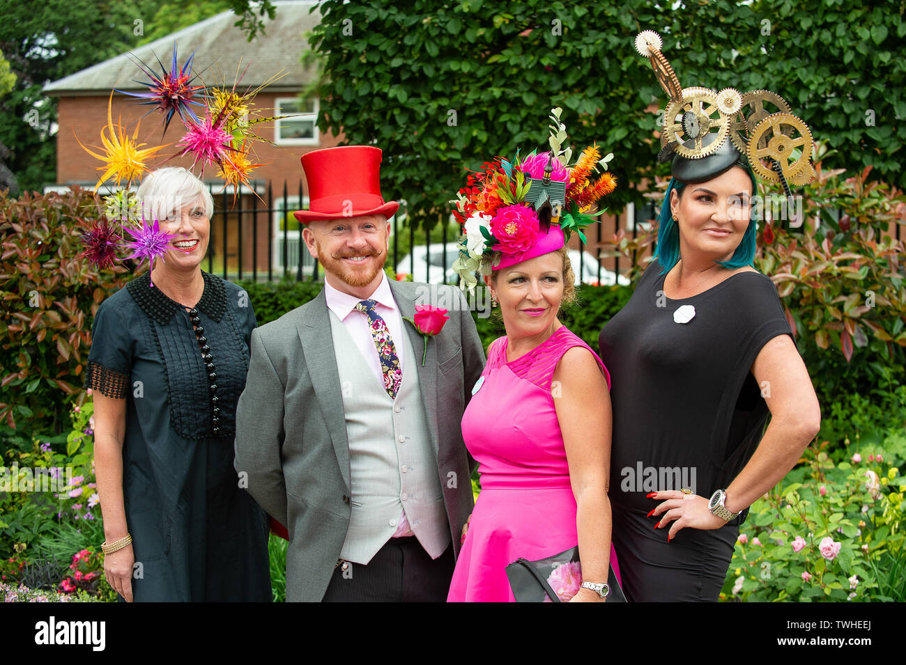 Ascot, Berkshire, Reino Unido. 20 de junio de 2019. Diversión, risas y  sombreros creativos en las señoras Día en Royal Ascot. Crédito: Maureen  McLean/Alamy Fotografía de stock - Alamy