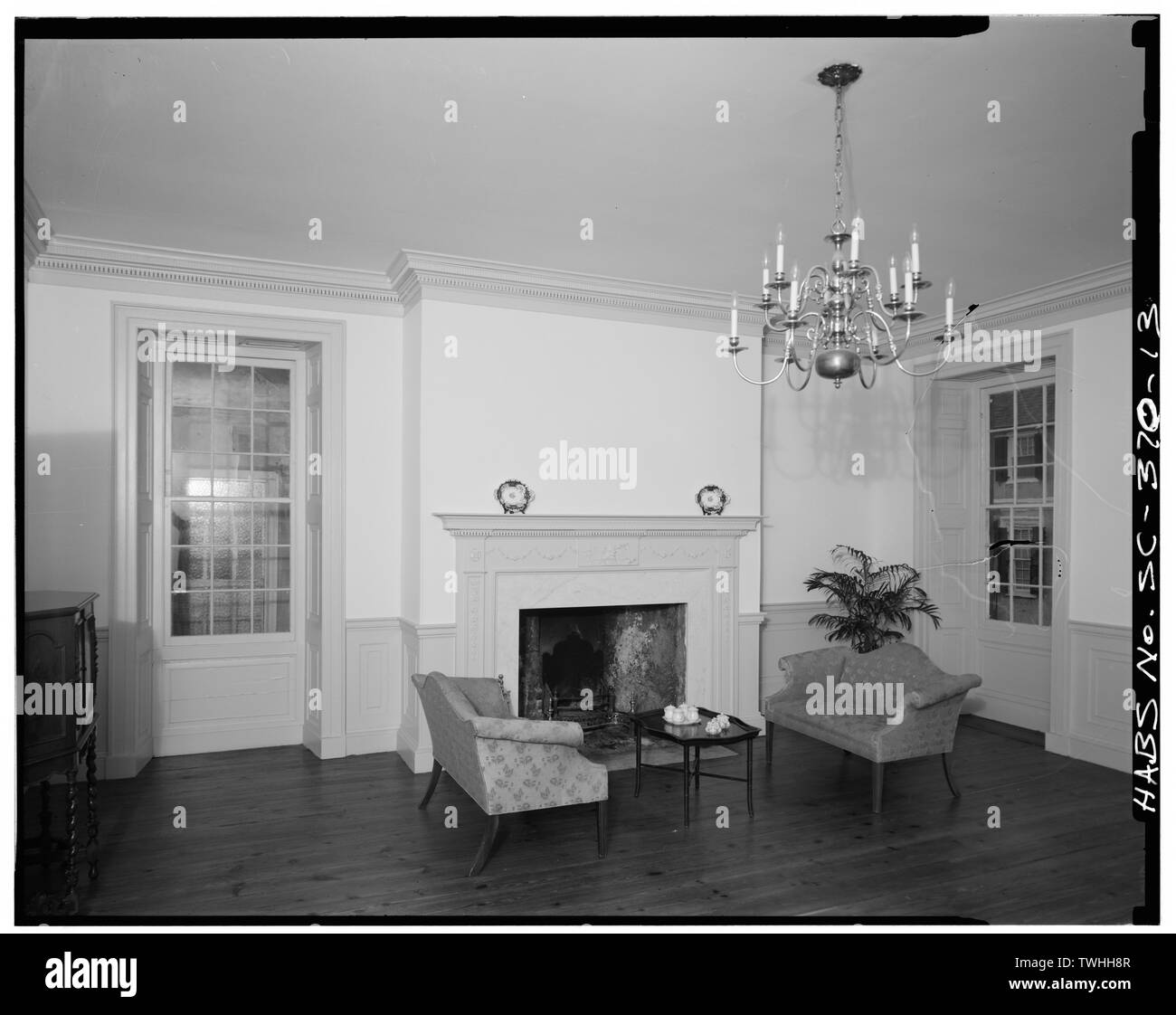 En la segunda planta, sala oeste, la pared norte. Manto y cornisa son ca. 1800 - Robert Brewton House, 71 Church Street, Charleston, Condado de Charleston, SC Foto de stock
