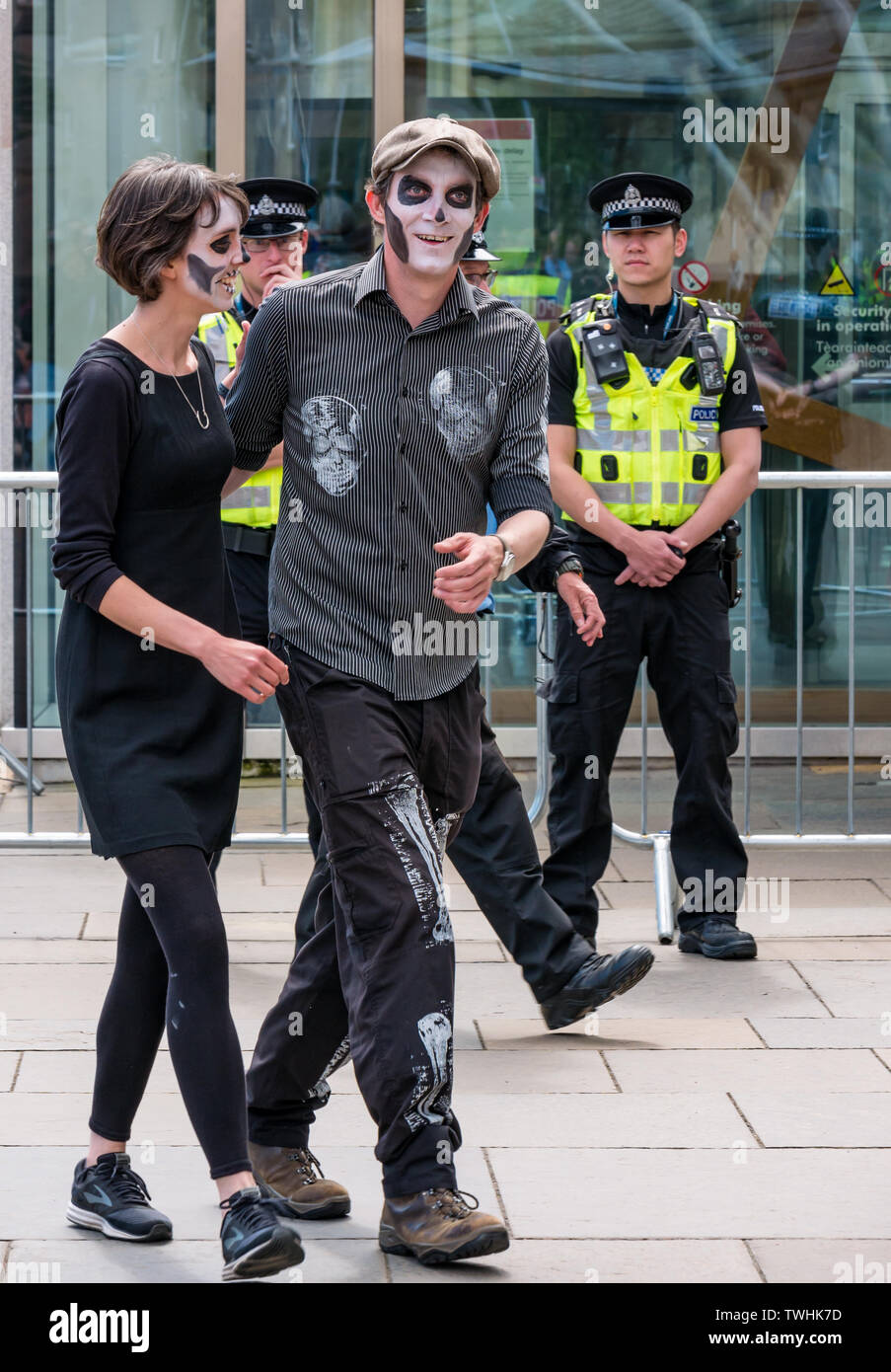 La rebelión de extinción Cambio Climático manifestantes en masa baile teatral die-en, el Parlamento de Escocia, Edimburgo, Escocia, Reino Unido Foto de stock