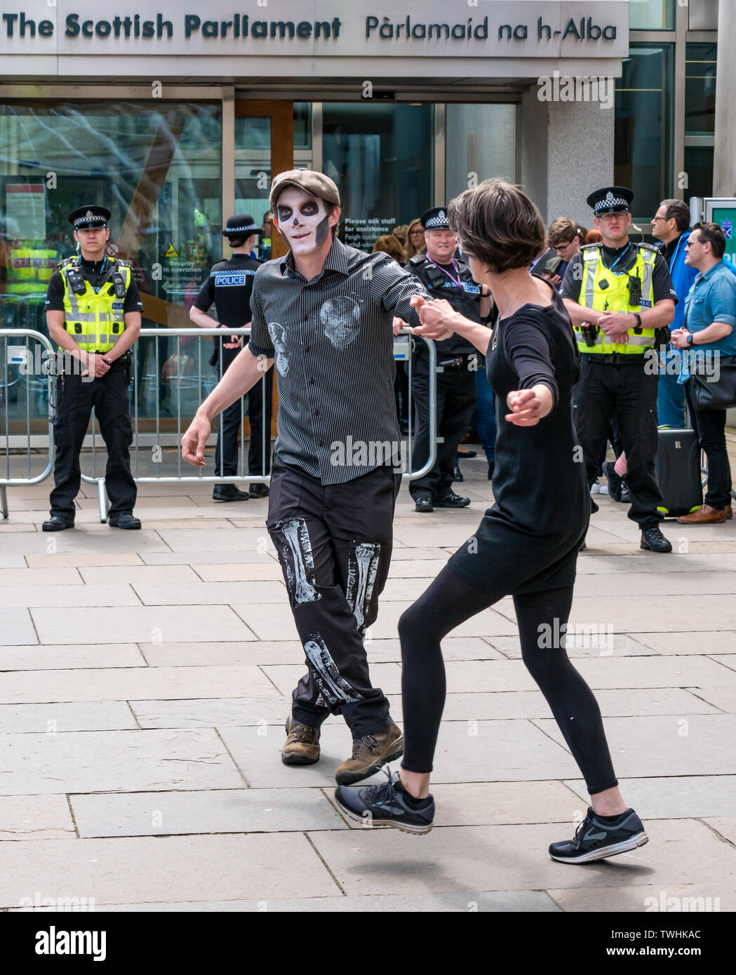 La rebelión de extinción Cambio Climático manifestantes en masa baile teatral die-en, el Parlamento de Escocia, Edimburgo, Escocia, Reino Unido Foto de stock