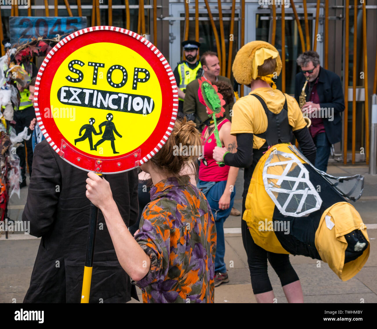 La rebelión de extinción Cambio Climático manifestantes en masa baile teatral die-en, el Parlamento de Escocia, Edimburgo, Escocia, Reino Unido Foto de stock