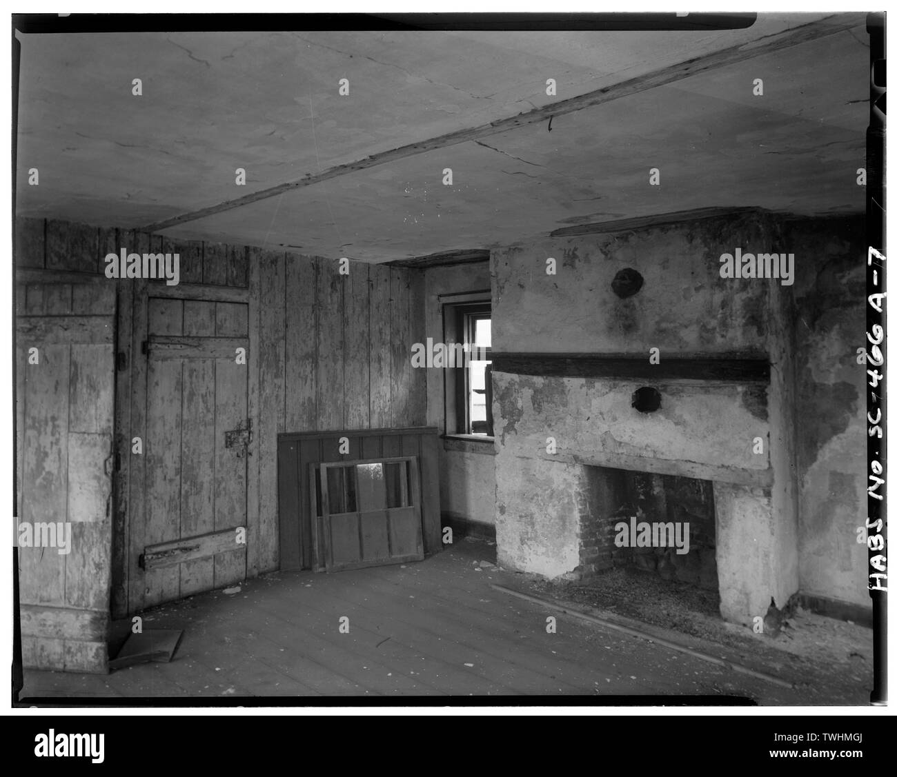 Segundo piso: sala con chimenea del norte, mirando hacia el sudoeste. 1' plank partición entre puertas sala dividida en este y oeste habitaciones. - John Robinson, la cocina de la casa, edificio 10 Judith Street, Charleston, Condado de Charleston, SC Foto de stock