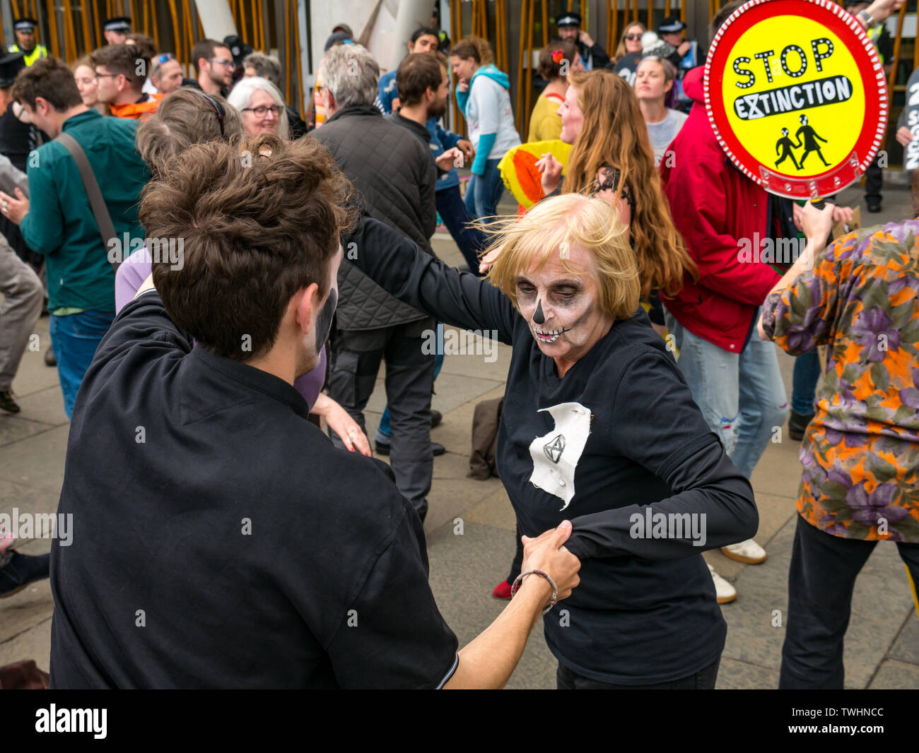 La rebelión de extinción Cambio Climático manifestantes en masa baile teatral die-en, el Parlamento de Escocia, Edimburgo, Escocia, Reino Unido Foto de stock