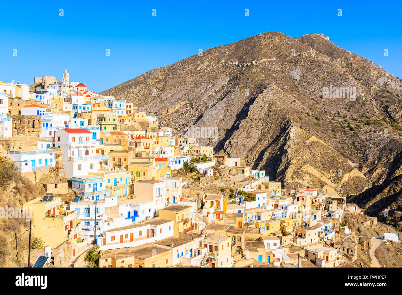 Coloridas casas de Olympos Mountain Village en la isla de Karpathos, Grecia Foto de stock